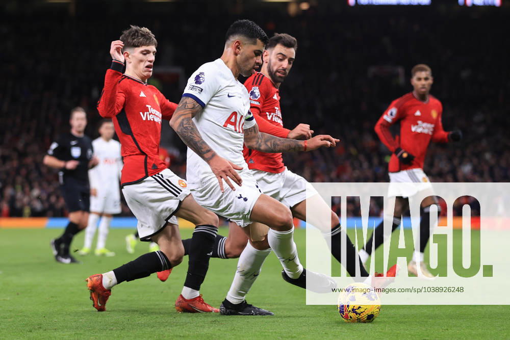 Manchester United gegen Tottenham Hotspur 14. Januar 2024 Premier League Manchester United gegen Tottenham Hotspur Alejandro Garnacho von Manchester United, Cristian Romero von Tottenham Hotspur und Bruno Fernandes von Manchester United Foto Simon Stacpoole Abseits Manchester UK