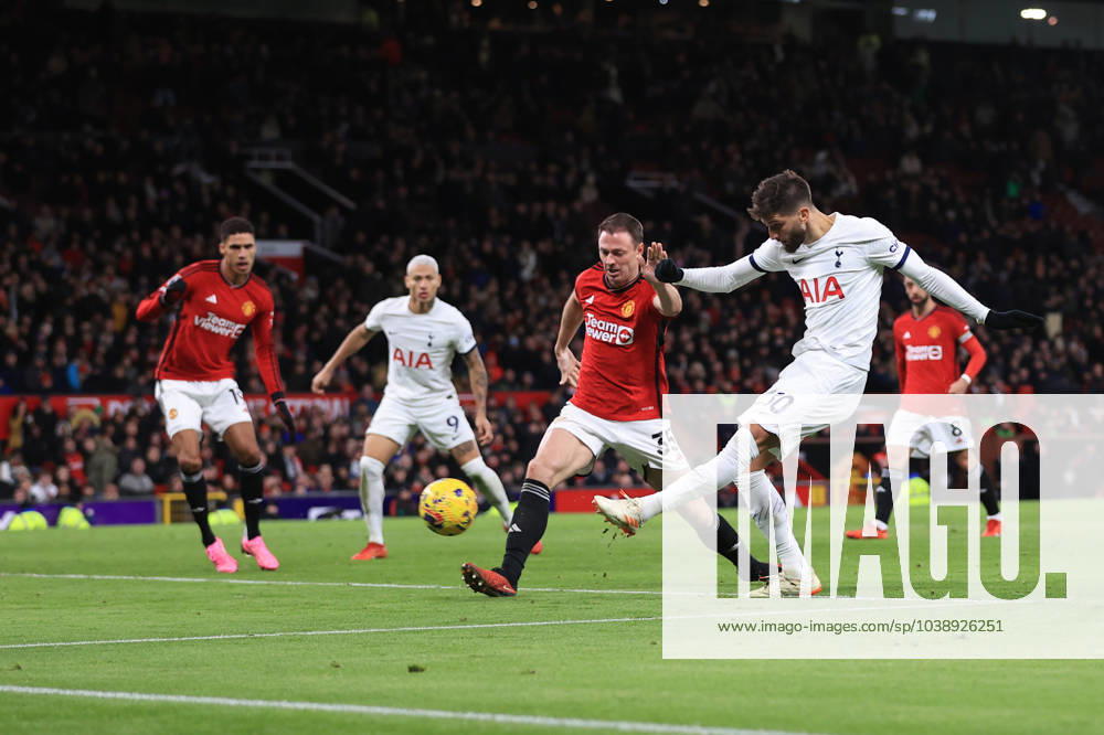 Manchester United gegen Tottenham Hotspur 14. Januar 2024 Premier League Manchester United gegen Tottenham Hotspur Rodrigo Bentancur von Tottenham Hotspur erzielt den zweiten Ausgleichstreffer für sein Team 2 2 Foto Simon Stacpoole Abseits Manchester UK