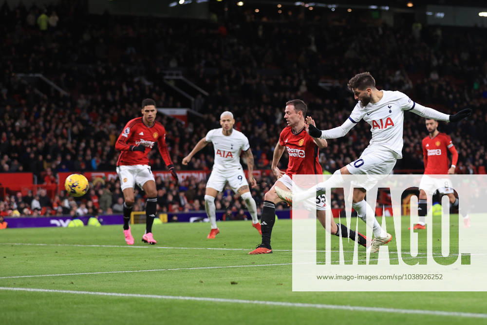 Manchester United gegen Tottenham Hotspur 14. Januar 2024 Premier League Manchester United gegen Tottenham Hotspur Rodrigo Bentancur von Tottenham Hotspur erzielt den zweiten Ausgleichstreffer für sein Team 2 2 Foto Simon Stacpoole Abseits Manchester UK