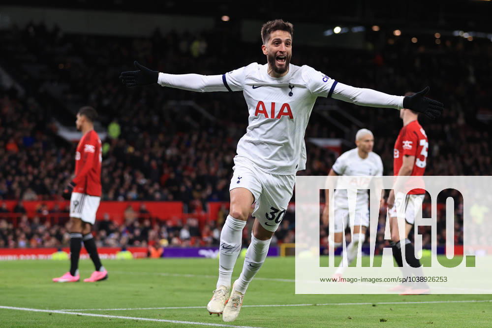 Manchester United gegen Tottenham Hotspur 14. Januar 2024 Premier League Manchester United gegen Tottenham Hotspur Rodrigo Bentancur von Tottenham Hotspur jubelt nach dem zweiten Ausgleichstreffer für sein Team 2 2 Foto Simon Stacpoole Abseits Manchester UK