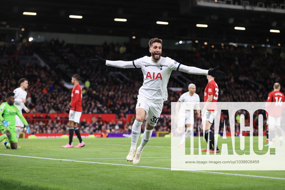 Manchester United gegen Tottenham Hotspur 14. Januar 2024 Premier League Manchester United gegen Tottenham Hotspur Rodrigo Bentancur von Tottenham Hotspur jubelt nach seinem Ausgleichstreffer zum 2