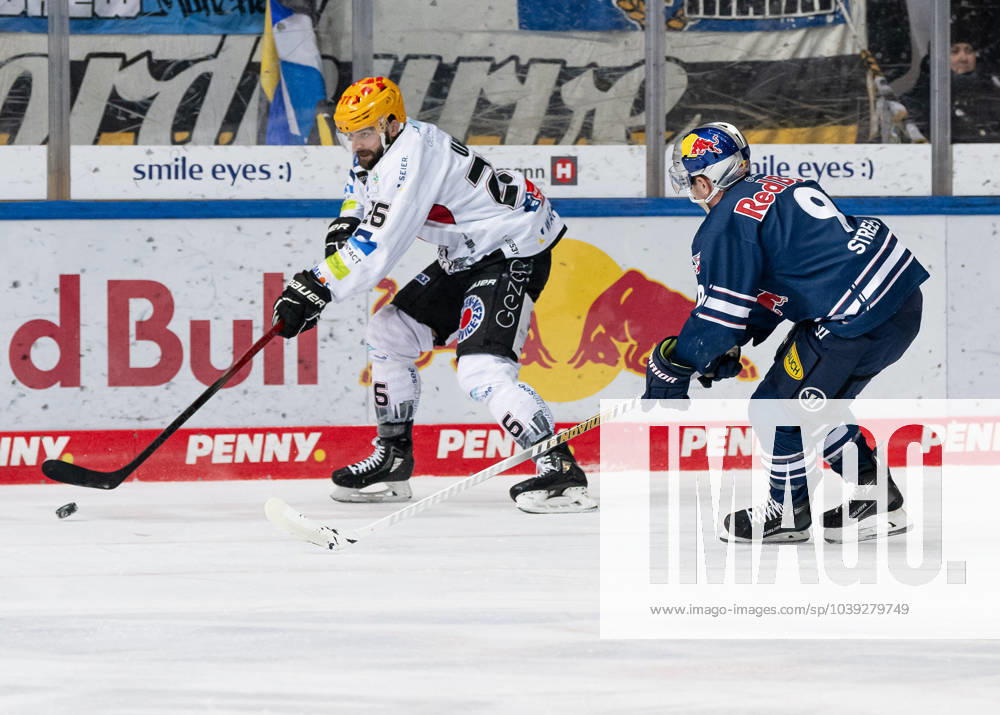 Fight for the puck duel between Dominik Uher Fischtown Pinguins Bremerhaven, 26 and Ben Street EHC Red Bull Muenchen, 9 EHC Red Bull Muenchen vs Fischtown Pinguins Bremerhaven, Ice Hockey, DEL, Matchday 40, Season 2023 2024, 21 01 2024 EHC Red Bull Muenchen vs Fischtown Pinguins Bremerhaven, Ice Hockey, DEL, Matchday 40, Season 2023 2024, 21 01 2024 Muenchen