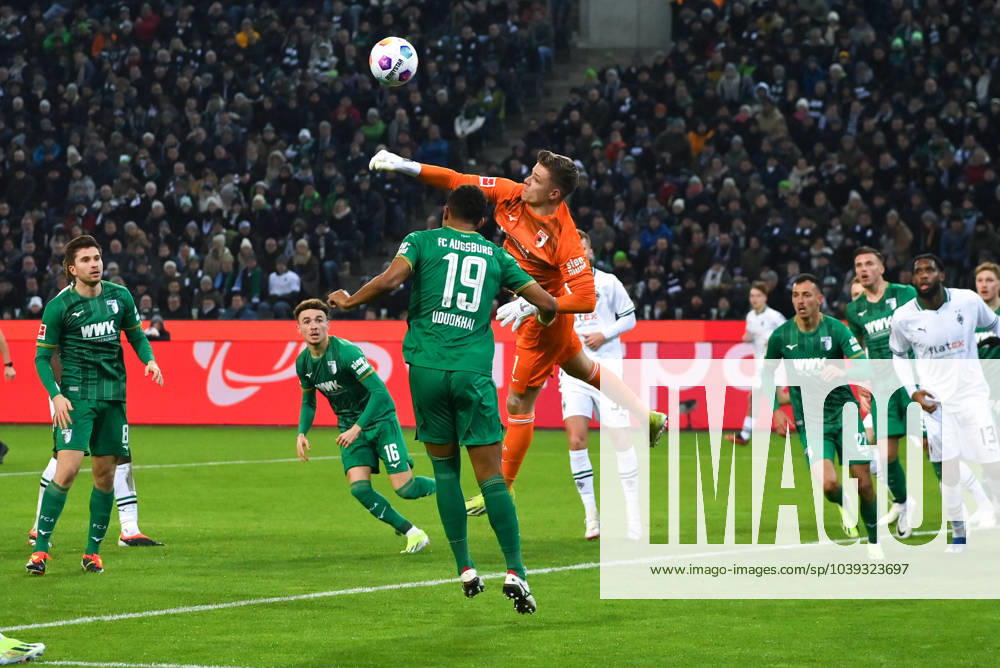 Goalkeeper Finn Dahmen FC Augsburg in action 21 01 2024, Soccer season 2023 2024, 1 Bundesliga, Matchday 18, Borussia Mönchengladbach FC Augsburg 1 2 Moenchengladbach Borussia Park Nordrhein Westfalen Germany Team2