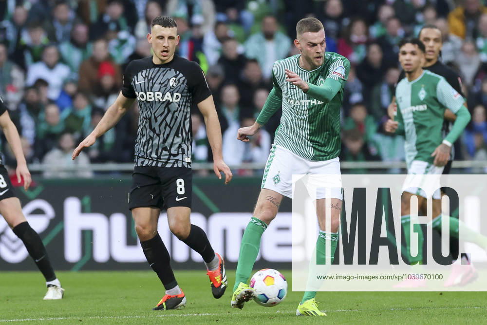 Maximilian Eggestein SC Freiburg and Marvin Ducksch Werder Bremen fight for the ball, 1 Bundesliga, Werder Bremen vs SC Freiburg, WOHNINVEST Weserstadion, 27 01 2024, Bremen, Germany