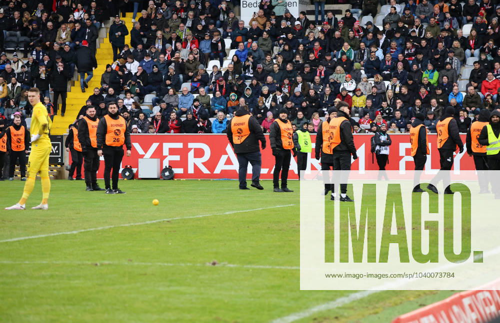 Football, Men, 2 Bundesliga, Season 2023 2024, SV 07 Elversberg 1 FC Kaiserslautern, Stoppage in play Lemons fly onto the pitch, Julian Krahl 1 FC Kaiserslautern Elversberg Ursapharm Arena an der Kaiserlinde Saarland Germany EN