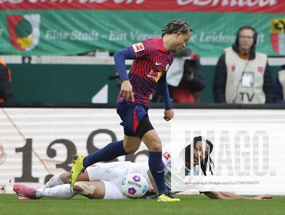 Soccer 1 Bundesliga, 21 Matchday FC Augsburg RB Leipzig, 2023 2024, at WWK Arena Augsburg v li Xavi Simons RB Leipzig vs Kevin Mbabu FC Augsburg For journalistic purposes only Only for editorial use DFL regulations prohibit any use of photographs as image sequences and or quasi video