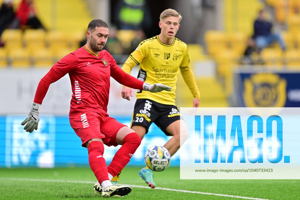 BORAS, SWEDEN 20240218 Gais goalkeeper Mergim Krasniqi and Elfsborgs Gottfrid Rapp during Sundays Swedish Cup group 2 football match between IF Elfsborg and Gais at Boras Arena BORAS SVERIGE