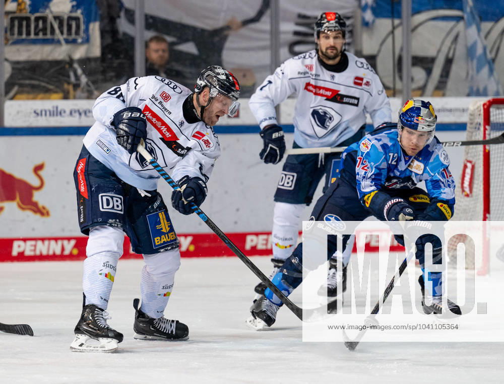 Fight for the puck duel between Daniel Pietta ERC Ingolstadt Panther, 86 and Ben Smith EHC Red Bull Muenchen, 12 EHC Red Bull Muenchen vs ERC Ingolstadt, Ice Hockey, DEL, 48 Matchday, Season 2023 2024, 23 02 2024 EHC Red Bull Muenchen vs ERC Ingolstadt, Ice Hockey, DEL, 48 Matchday, Season 2023 2024, 23 02 2024 Muenchen