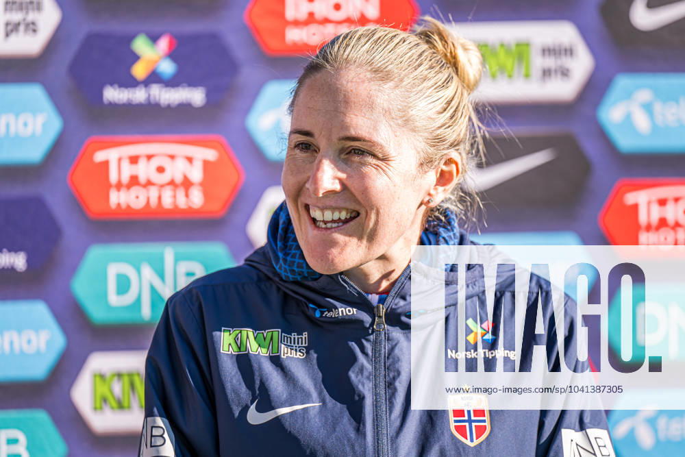 Head coach Gemma Grainger of the Norwegian women s national football team during a press conference on February 26, 2024 in Stavanger Photo Marius Simensen BILDBYRAN COP 238 bbeng dam football fotboll fotboll norge norway press conference press conference soccer uefa women s nations league