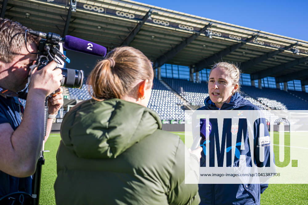 Head coach Gemma Grainger of the Norwegian women s national football team during a press conference on February 26, 2024 in Stavanger Photo Marius Simensen BILDBYRAN COP 238 bbeng dam football fotboll fotboll norge norway press conference press conference soccer uefa women s nations league