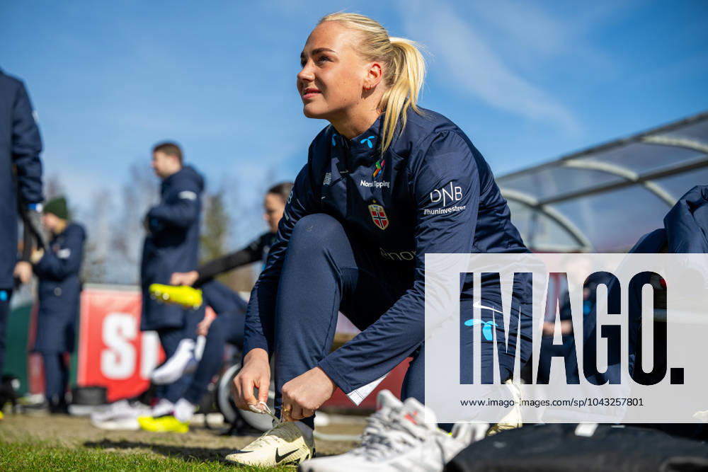 Cathinka Tandberg of the Norwegian women s national football team ahead of a training session on April 3, 2024 in Lillestrom Photo Vegard Grott BILDBYRAN code VG VG0591 bbeng fotboll football soccer fotball norge norway women dam uefa euro qualifier em kvalifisering kvinner em kvalik em kval träning practice training trening