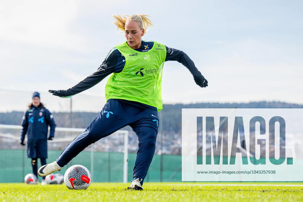 Cathinka Tandberg of the Norwegian women s national football team during a training session on April 3, 2024 in Lillestrom Photo Vegard Grott BILDBYRAN code VG VG0591 bbeng fotboll football soccer fotball norge norway women dam uefa euro qualifier em kvalifisering kvinner em kvalik em kval träning practice training trening