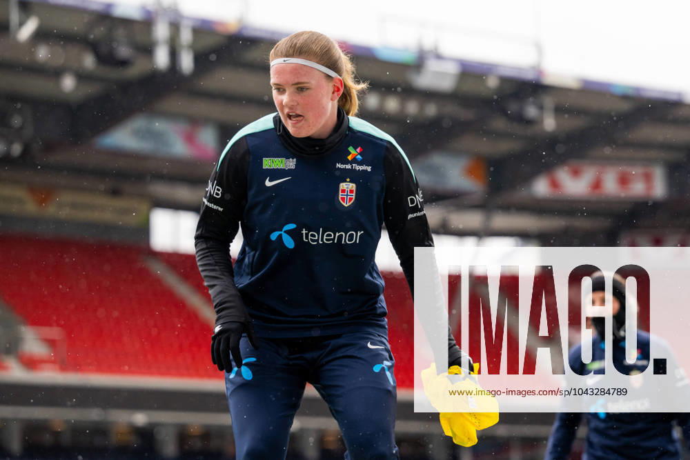 Signe Gaupset of the Norwegian women s national soccer team during a training session on April 4, 2024 in Oslo Photo Vegard Grott BILDBYRAN kod VG VG0594 bbeng fotboll football soccer fotball norge norway women dam uefa euro qualifier em kvalifisering kvinner em kvalik em kval träning practice training trening