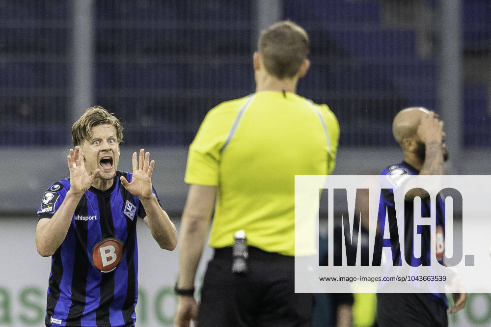 Football 3 Liga, Season 2023 2024, 33 Matchday, MSV Duisburg SV Waldhof Mannheim on 12 04 2024 in the Schauinsland Reisen Arena in Duisburg Bentley Baxter Bahn SV Waldhof Mannheim 07, 07 cannot understand the decision of referee Martin Petersen Important note According to the regulations of the DFL German Football League or the DFB German Football Association, it is prohibited to use or have used photographs taken in the stadium and or from the match in the form of sequential images and or video-like photo series Photo Kirchner Media TH