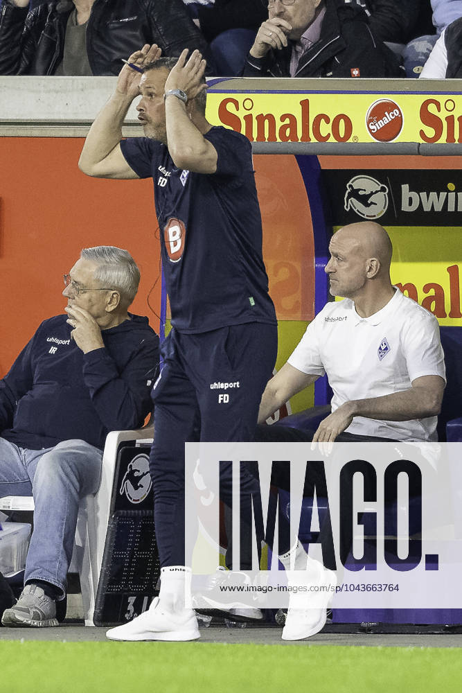 Football 3 Liga, Season 2023 2024, 33 Matchday, MSV Duisburg SV Waldhof Mannheim on 12 04 2024 in the Schauinsland Reisen Arena in Duisburg Michael Boris SV Waldhof Mannheim, Co Coach has jumped up Behind Marco Antwerpen SV Waldhof Mannheim 07, Coach Important note According to the guidelines of the DFL German Football League and the DFB German Football Association, it is prohibited to use or have used photographs taken in the stadium and or of the game in the form of sequential images and or video-like photo series Foto Kirchner Media TH