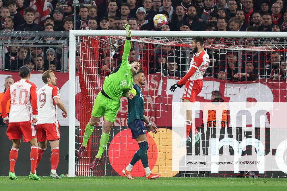 Goalkeeper action by Manuel Neuer 1 FC Bayern Muenchen , FC Bayern Muenchen vs FC Arsenal, Champions League, Football, Quarter-final, Second leg, 17 04 2024 Muenchen Bayern Germany