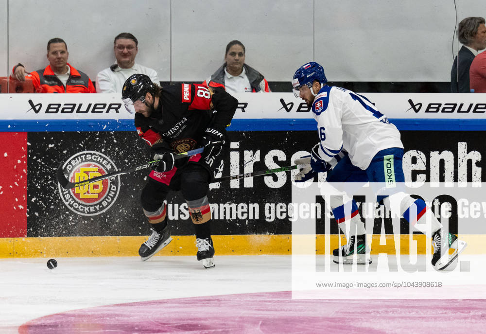 Fight for the puck duel between Daniel Pfaffengut Team Germany, 81 and Robert Lantosi Team Slovakia, 16 GER, Germany vs Slovakia, ice hockey, test match, World Championship preparation 2024, 18 04 2024 GER, Germany vs Slovakia, ice hockey, test match, World Championship preparation 2024, 18 04 2024 Kaufbeuren