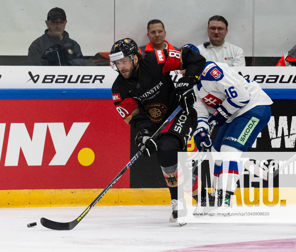 Fight for the puck duel between Daniel Pfaffengut Team Germany, 81 and Robert Lantosi Team Slovakia, 16 GER, Germany vs Slovakia, ice hockey, test match, World Championship preparation 2024, 18 04 2024 GER, Germany vs Slovakia, ice hockey, test match, World Championship preparation 2024, 18 04 2024 Kaufbeuren