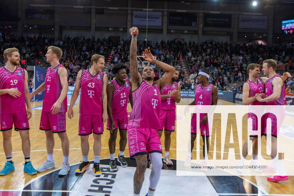 Telekom Baskets Bonn team celebrates victory against Rostock Seawolves Thomas Kennedy Telekom Baskets Bonn, 54 ,Florian Koch Telekom Baskets Bonn, 12 ,Glynn Watson Telekom Baskets Bonn, 04 ,Savion Flagg Telekom Baskets Bonn, 01 ,Brian Fobbs Telekom Baskets Bonn, 11 ,Christian Sengfelder Telekom Baskets Bonn, 43 ,Lars Thiemann Telekom Baskets Bonn, 21 ,Till Pape Telekom Baskets Bonn, 19 ,Harald Frey Telekom Baskets Bonn, 05 ,Tyreese Blunt Telekom Baskets Bonn, 0 Telekom Baskets Bonn vs Rostock Seawolves, Basketball, easy Credit BBL, 30 Matchday, 2023 24, 27 04 2024 Telekom Baskets Bonn vs Rostock Seawolves, Basketball, easy Credit BBL, 30 Matchday, 2023 24, 27 04 2024 Bonn