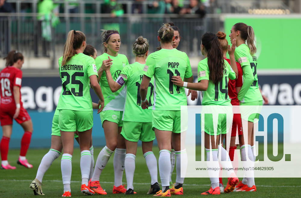 VfL vs Köln, BL Frauen Wolfsburg, 03 05 2024, FUßBALL VfL Wolfsburg vs 1 FC Köln, Google Pixel Frauen Bundesliga, Saison 2023 24 Alexandra Popp VfL Wolfsburg cheers with the team after her goal to make it 4 0 Wolfsburg