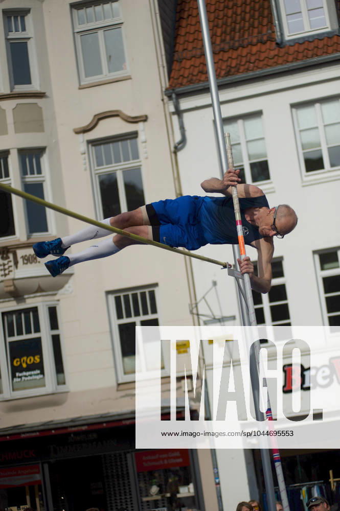 Flensburg, Schleswig Holstein 1 Flensburg marketplace jumping as part of the Active City Festival Here athletes pole vaulting Photo taken on 04 05 2024, Flensburg, Südermarkt,
