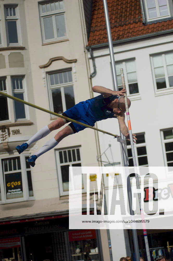 Flensburg, Schleswig Holstein 1 Flensburg marketplace jumping as part of the Active City Festival Here athletes pole vaulting Photo taken on 04 05 2024, Flensburg, Südermarkt,