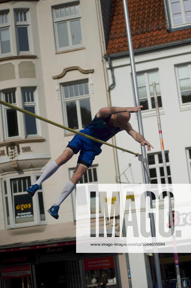 Flensburg, Schleswig Holstein 1 Flensburg marketplace jumping as part of the Active City Festival Here athletes pole vaulting Photo taken on 04 05 2024, Flensburg, Südermarkt,