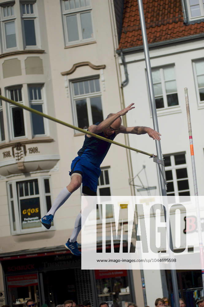 Flensburg, Schleswig Holstein 1 Flensburg marketplace jumping as part of the Active City Festival Here athletes pole vaulting Photo taken on 04 05 2024, Flensburg, Südermarkt,