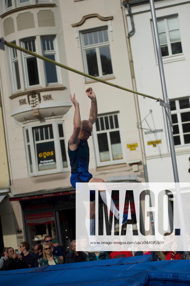 Flensburg, Schleswig Holstein 1 Flensburg marketplace jumping as part of the Active City Festival Here athletes pole vaulting Photo taken on 04 05 2024, Flensburg, Südermarkt,