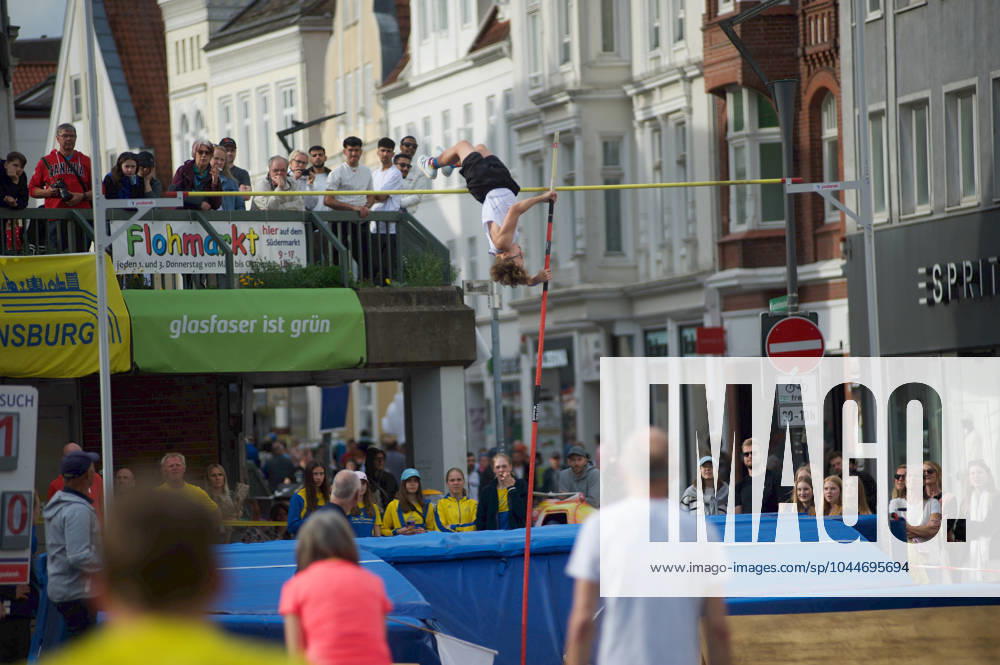 Flensburg, Schleswig Holstein 1 Flensburger Marktplatzspringen, as part of the Active City Festival Here track and field athlete Amadeus Gräber, SV Leonardo da Vinci Nauen, pole vaulting Photo taken on 04 05 2024, Flensburg, Südermarkt,