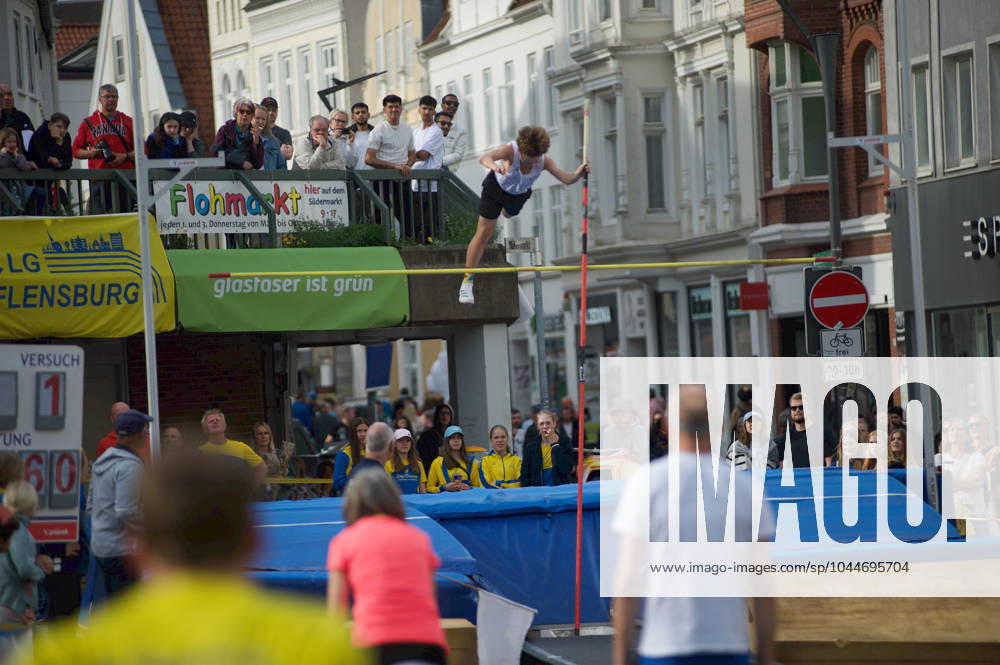 Flensburg, Schleswig Holstein 1 Flensburger Marktplatzspringen, as part of the Active City Festival Here track and field athlete Amadeus Gräber, SV Leonardo da Vinci Nauen, pole vaulting Photo taken on 04 05 2024, Flensburg, Südermarkt,