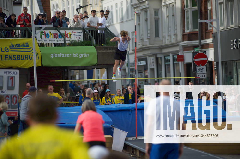 Flensburg, Schleswig Holstein 1 Flensburger Marktplatzspringen, as part of the Active City Festival Here track and field athlete Amadeus Gräber, SV Leonardo da Vinci Nauen, pole vaulting Photo taken on 04 05 2024, Flensburg, Südermarkt,