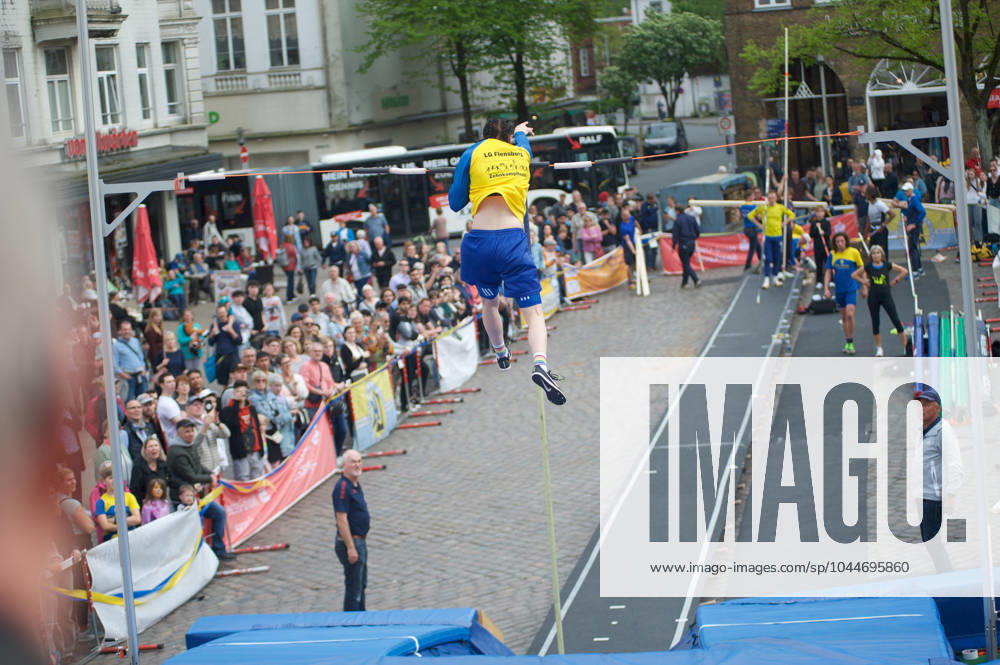 Flensburg, Schleswig Holstein 1 Flensburg marketplace jumping, as part of the Active City Festival Here pole vaulter jumping, he overcomes the bar Photo taken on 04 05 2024, Flensburg, Südermarkt