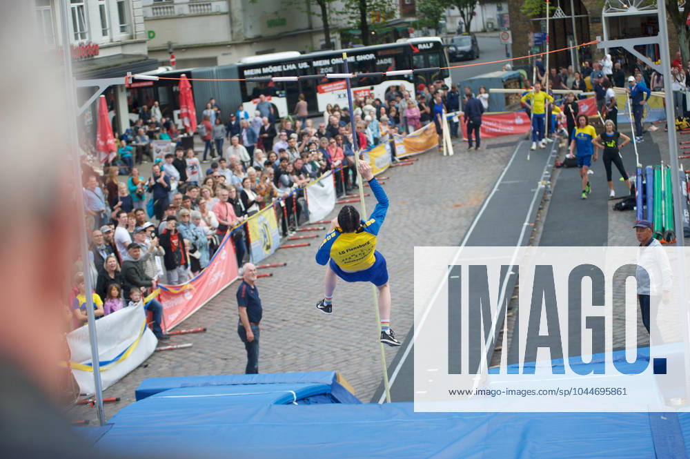 Flensburg, Schleswig Holstein 1 Flensburg marketplace jumping, as part of the Active City Festival Here pole vaulter jumping, he overcomes the bar Photo taken on 04 05 2024, Flensburg, Südermarkt