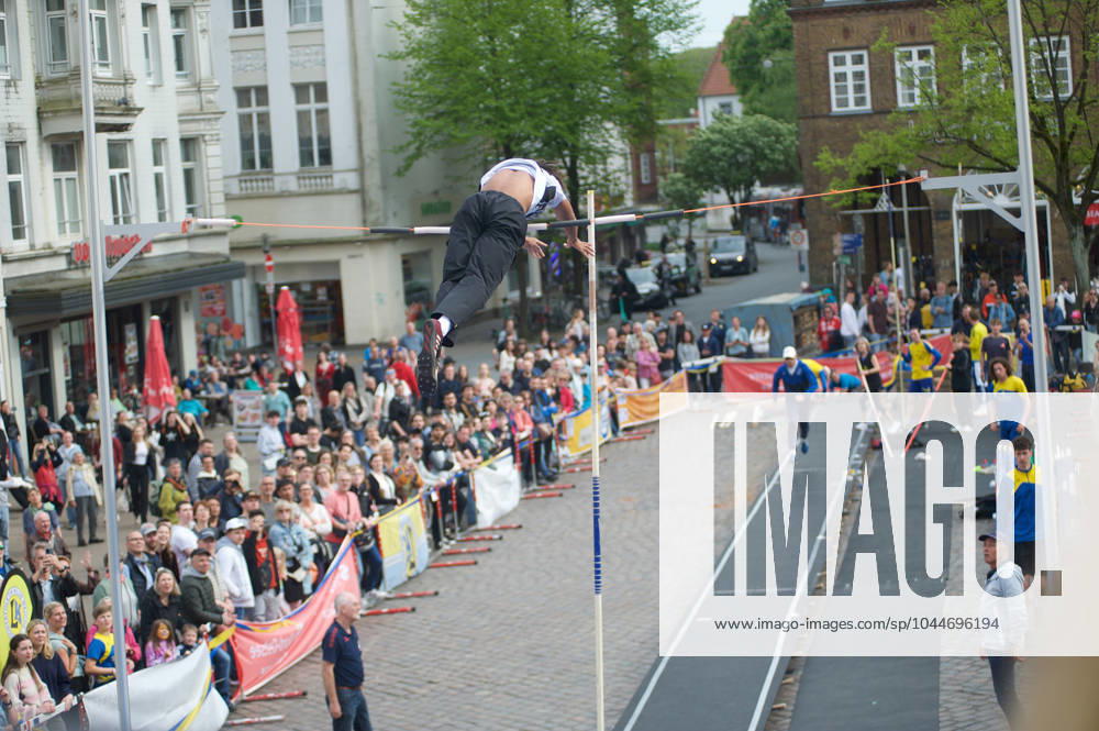 Flensburg, Schleswig Holstein 1 Flensburg marketplace jumping, as part of the Active City Festival Here pole vaulter jumping, he overcomes the bar Photo taken on 04 05 2024, Flensburg, Südermarkt