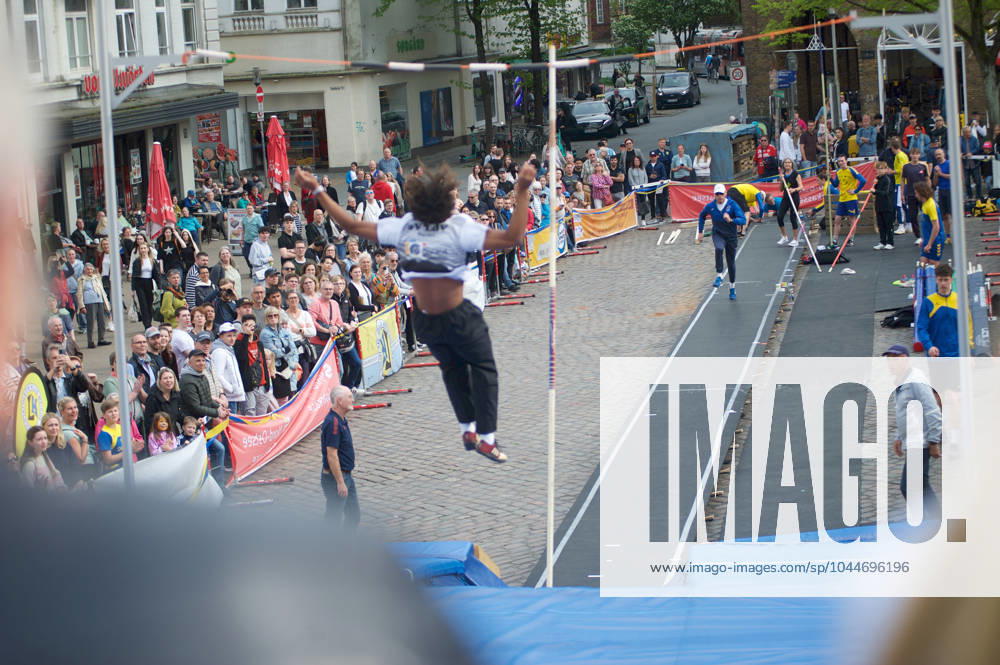 Flensburg, Schleswig Holstein 1 Flensburg marketplace jumping, as part of the Active City Festival Here pole vaulter jumping, he overcomes the bar Photo taken on 04 05 2024, Flensburg, Südermarkt