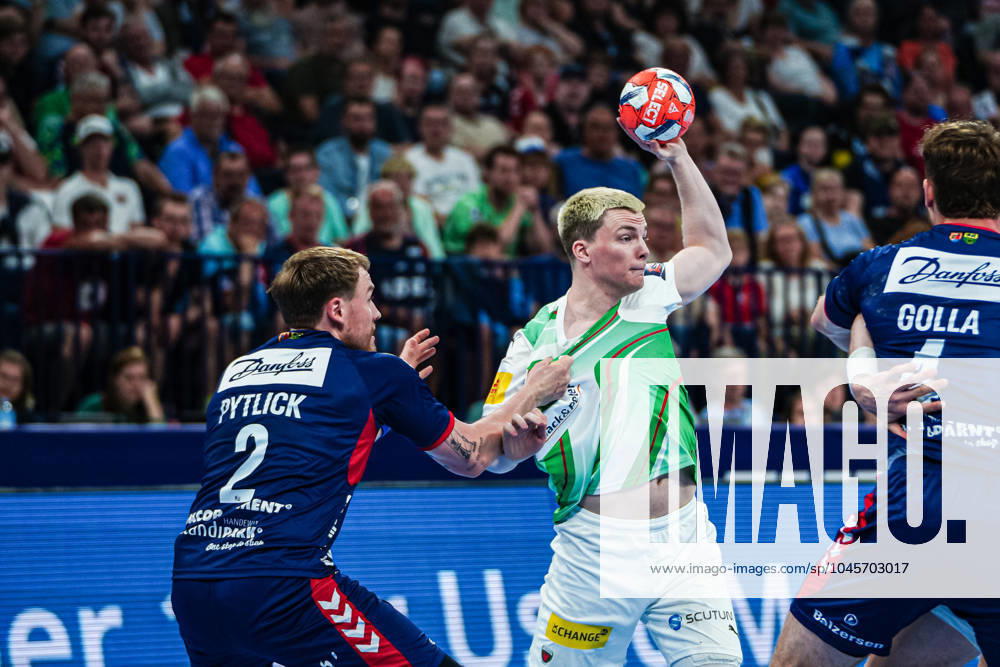 Simon Pytlick SG Flensburg Handewitt, 02 , Nils Lichtlein Fuechse Berlin, 17 GER, SG Flensburg Handewitt vs Fuechse Berlin, Handball, EHF European League, Final, Season 2023 2024, 26 05 2024 GER, SG Flensburg Handewitt vs Fuechse Berlin, Handball, EHF European League, Final, Season 2023 2024, 26 05 2024 Hamburg