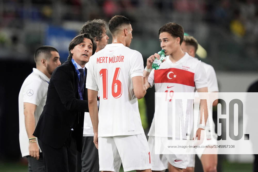 Turkiye s Headcoach Vincenzo Montella shouts instructions to his players during the Friendly Matches 2024 between Italy and Turkiye at Renato Dall& x2019;Ara Stadium - Soccer - Bologna, Italy - Tuesday June 4, 2024