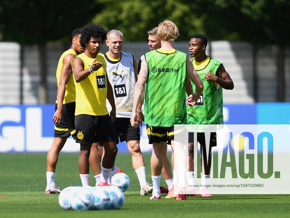 Dortmund, Germany,11 07 24 Felix Nmecha Borussia Dortmund , Karim Adeyemi Borussia Dortmund , Julian Ryerson Borussia Dortmund , co coach Lukasz Piszczek Borussia Dortmund , Julian Brandt Borussia Dortmund and Youssoufa Moukoko Borussia Dortmund look on during the training session of Borussia Dortmund at the BVB training ground Hohenbuschei on July 11, 2024 in Dortmund Photo by Ralf Treese DeFodi Images Dortmund, Germany 11 07 24 Felix Nmecha Borussia Dortmund , Karim Adeyemi Borussia Dortmund , Julian Ryerson Borussia Dortmund , Co Trainer Lukasz Piszczek Borussia Dortmund , Julian Brandt Borussia Dortmund and Youssoufa Moukoko Borussia Dortmund look on during the training session of Borussia Dortmund at BVB Trainingsgelaende Hohenbuschei on July 11 2024 in Dortmund Photo by Ralf Treese DeFodi Images Defodi 521 BVBTRA20240711 067 Defodi-521