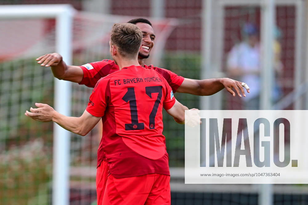 V li Vincent Manuba Bayern Munich, FCB, 2 Timo Kern Bayern Munich, FCB, 17 with goal celebration, celebrate the goal, goal, celebration, celebration of the goal to 2 3 by Vincent Manuba Bayern Munich, FCB, 2 , optimistic, action, action, 12 07 2024, Heimstetten Germany , Football, Test match, SpVgg Unterhaching FC Bayern Munich II