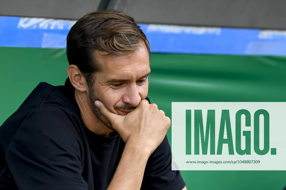 Coach Julian Schuster SC Freiburg looks on prior to the DFB Pokal First Round match between VfL Osnabrueck and SC Freiburg at Stadion an der Bremer Bruecke on August 17, 2024 in Osnabrueck, Germany Germany Photo by Max Maiwald DeFodi Images Coach Julian Schuster SC Freiburg looks on prior to the DFB Pokal First Round match between VfL Osnabrueck and SC Freiburg at Stadion an der Bremer Bruecke on August 17, 2024 in Osnabrueck, Germany Photo by Max Maiwald DeFodi Images DFB DFL REGULATIONS PROHIBIT ANY USE OF PHOTOGRAPHS AS IMAGE SEQUENCES AND OR QUASI VIDEO Defodi 067 OSNSCF0240817 74 Defodi-067 DFB DFL REGULATIONS PROHIBIT ANY USE OF PHOTOGRAPHS AS IMAGE SEQUENCES AND OR QUASI-VIDEO.