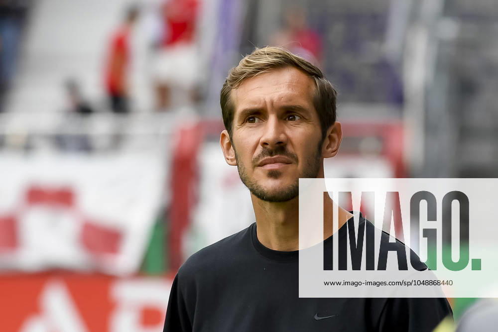 Coach Julian Schuster SC Freiburg looks on prior to the DFB Pokal First Round match between VfL Osnabrueck and SC Freiburg at Stadion an der Bremer Bruecke on August 17, 2024 in Osnabrueck, Germany Germany Photo by Max Maiwald DeFodi Images Coach Julian Schuster SC Freiburg looks on prior to the DFB Pokal First Round match between VfL Osnabrueck and SC Freiburg at Stadion an der Bremer Bruecke on August 17, 2024 in Osnabrueck, Germany Photo by Max Maiwald DeFodi Images DFB DFL REGULATIONS PROHIBIT ANY USE OF PHOTOGRAPHS AS IMAGE SEQUENCES AND OR QUASI VIDEO Defodi 067 OSNSCF0240817 340 Defodi-067 DFB DFL REGULATIONS PROHIBIT ANY USE OF PHOTOGRAPHS AS IMAGE SEQUENCES AND OR QUASI-VIDEO.