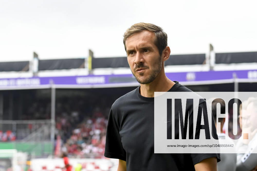 Coach Julian Schuster SC Freiburg looks on prior to the DFB Pokal First Round match between VfL Osnabrueck and SC Freiburg at Stadion an der Bremer Bruecke on August 17, 2024 in Osnabrueck, Germany Germany Photo by Max Maiwald DeFodi Images Coach Julian Schuster SC Freiburg looks on prior to the DFB Pokal First Round match between VfL Osnabrueck and SC Freiburg at Stadion an der Bremer Bruecke on August 17, 2024 in Osnabrueck, Germany Photo by Max Maiwald DeFodi Images DFB DFL REGULATIONS PROHIBIT ANY USE OF PHOTOGRAPHS AS IMAGE SEQUENCES AND OR QUASI VIDEO Defodi 067 OSNSCF0240817 342 Defodi-067 DFB DFL REGULATIONS PROHIBIT ANY USE OF PHOTOGRAPHS AS IMAGE SEQUENCES AND OR QUASI-VIDEO.
