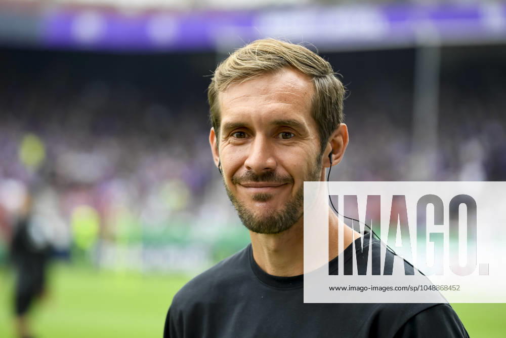 Coach Julian Schuster SC Freiburg looks on prior to the DFB Pokal First Round match between VfL Osnabrueck and SC Freiburg at Stadion an der Bremer Bruecke on August 17, 2024 in Osnabrueck, Germany Germany Photo by Max Maiwald DeFodi Images Coach Julian Schuster SC Freiburg looks on prior to the DFB Pokal First Round match between VfL Osnabrueck and SC Freiburg at Stadion an der Bremer Bruecke on August 17, 2024 in Osnabrueck, Germany Photo by Max Maiwald DeFodi Images DFB DFL REGULATIONS PROHIBIT ANY USE OF PHOTOGRAPHS AS IMAGE SEQUENCES AND OR QUASI VIDEO Defodi 067 OSNSCF0240817 350 Defodi-067 DFB DFL REGULATIONS PROHIBIT ANY USE OF PHOTOGRAPHS AS IMAGE SEQUENCES AND OR QUASI-VIDEO.