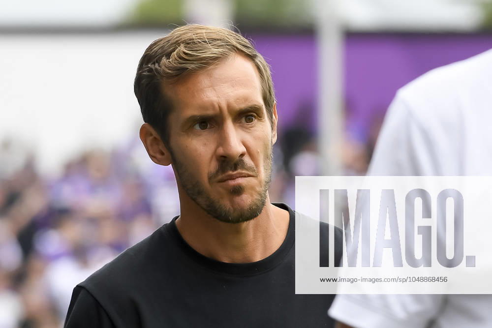 Coach Julian Schuster SC Freiburg looks on prior to the DFB Pokal First Round match between VfL Osnabrueck and SC Freiburg at Stadion an der Bremer Bruecke on August 17, 2024 in Osnabrueck, Germany Germany Photo by Max Maiwald DeFodi Images Coach Julian Schuster SC Freiburg looks on prior to the DFB Pokal First Round match between VfL Osnabrueck and SC Freiburg at Stadion an der Bremer Bruecke on August 17, 2024 in Osnabrueck, Germany Photo by Max Maiwald DeFodi Images DFB DFL REGULATIONS PROHIBIT ANY USE OF PHOTOGRAPHS AS IMAGE SEQUENCES AND OR QUASI VIDEO Defodi 067 OSNSCF0240817 352 Defodi-067 DFB DFL REGULATIONS PROHIBIT ANY USE OF PHOTOGRAPHS AS IMAGE SEQUENCES AND OR QUASI-VIDEO.