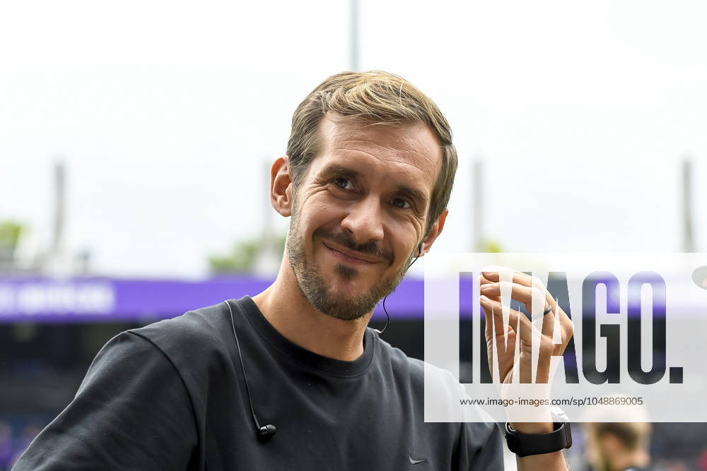 Coach Julian Schuster SC Freiburg looks on prior to the DFB Pokal First Round match between VfL Osnabrueck and SC Freiburg at Stadion an der Bremer Bruecke on August 17, 2024 in Osnabrueck, Germany Germany Photo by Max Maiwald DeFodi Images Coach Julian Schuster SC Freiburg looks on prior to the DFB Pokal First Round match between VfL Osnabrueck and SC Freiburg at Stadion an der Bremer Bruecke on August 17, 2024 in Osnabrueck, Germany Photo by Max Maiwald DeFodi Images DFB DFL REGULATIONS PROHIBIT ANY USE OF PHOTOGRAPHS AS IMAGE SEQUENCES AND OR QUASI VIDEO Defodi 067 OSNSCF0240817 343 Defodi-067 DFB DFL REGULATIONS PROHIBIT ANY USE OF PHOTOGRAPHS AS IMAGE SEQUENCES AND OR QUASI-VIDEO.