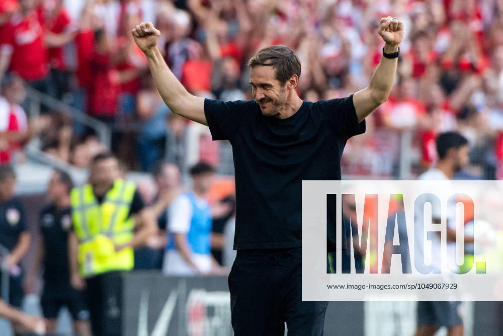 Julian Schuster SC Freiburg, coach celebrates victory, GER, SC Freiburg SCF vs VfB Stuttgart VFB , Bundesliga, 1 Spieltag, Saison 2024 2025, 24 08 2024 DFB DFL regulations prohibit any use of photographs as image sequences and or quasi video GER, SC Freiburg SCF vs VfB Stuttgart VFB , Bundesliga, 1 Spieltag, Saison 2024 2025, 24 08 2024 Freiburg