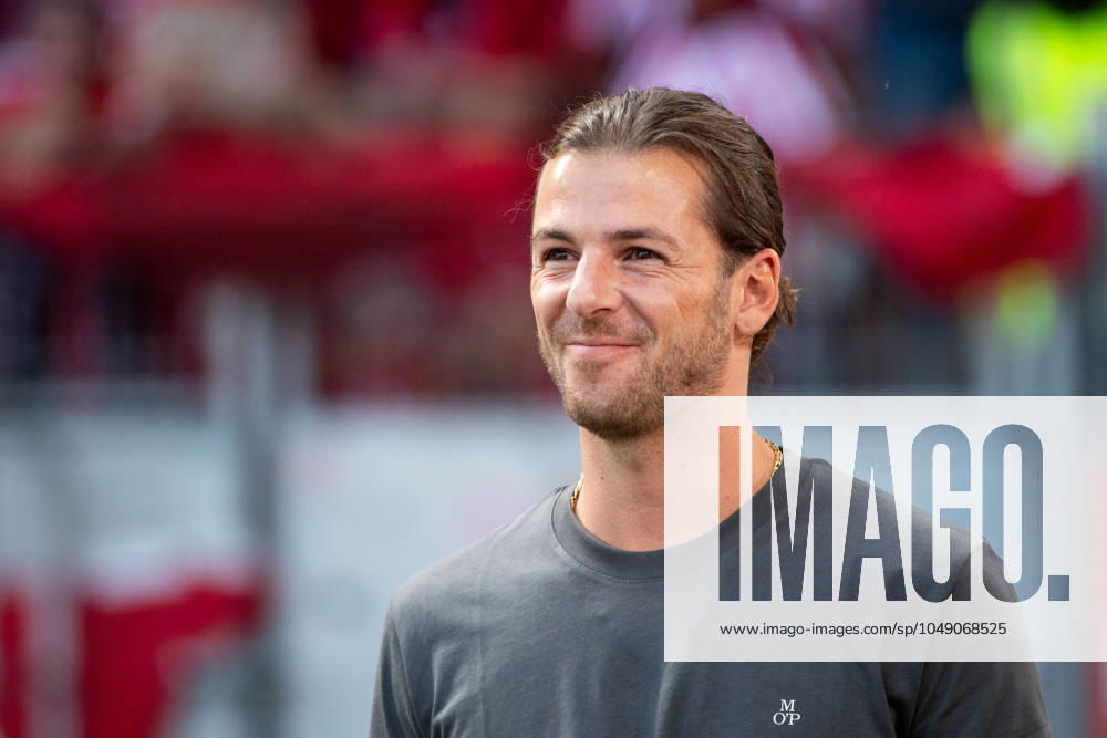 Riccardo Basile Sky TV Moderator , GER, SC Freiburg SCF vs VfB Stuttgart VFB , Fussball Bundesliga, 1 Spieltag, Saison 2024 2025, 24 08 2024 DFB DFL regulations prohibit any use of photographs as image sequences and or quasi video GER, SC Freiburg SCF vs VfB Stuttgart VFB , Fussball Bundesliga, 1 Spieltag, Saison 2024 2025, 24 08 2024 Freiburg