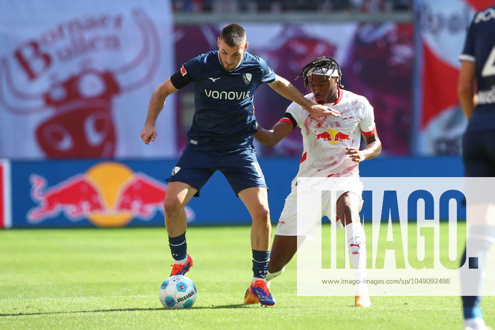 Football 1 Bundesliga, RB Leipzig VfL Bochum, v l Matus Bero Bochum, 19 , Mohamed Simakan Leipzig, 2 duel, duel, fight, tackle Leipzig