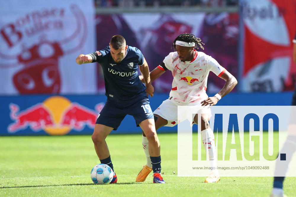 Football 1 Bundesliga, RB Leipzig VfL Bochum, v l Matus Bero Bochum, 19 , Mohamed Simakan Leipzig, 2 duel, duel, fight, tackle Leipzig